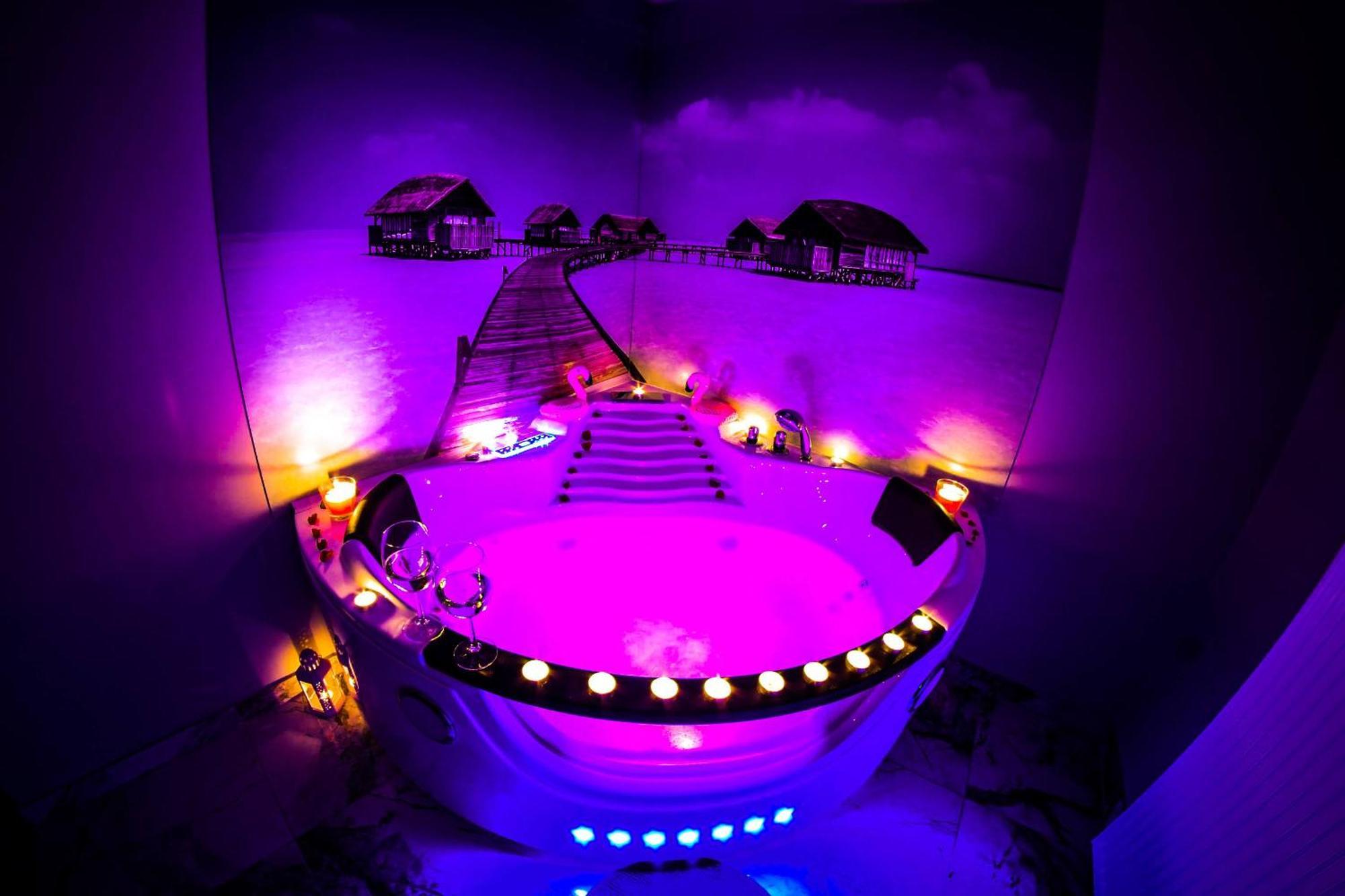 Hot Jacuzzi In Cracow Apartment